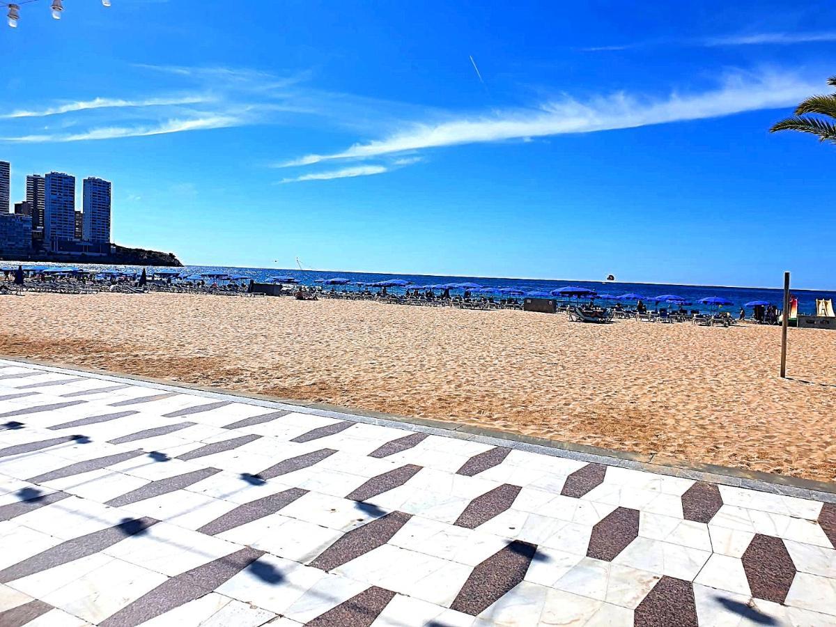 First Line Beach Beautiful Two Bedrooms ベニドルム エクステリア 写真