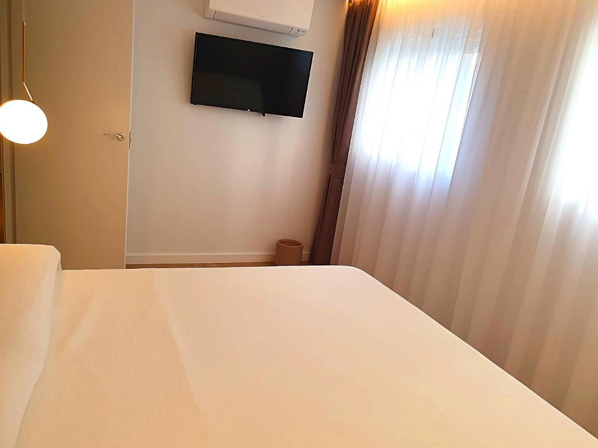 First Line Beach Beautiful Two Bedrooms ベニドルム エクステリア 写真